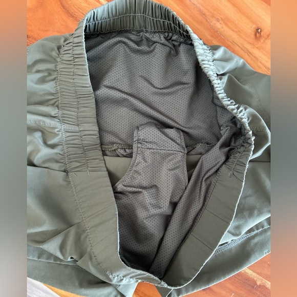 Zyia Active Pleated Workout Olive Green Pocket Mesh Lined Shorts - Picture 3 of 4